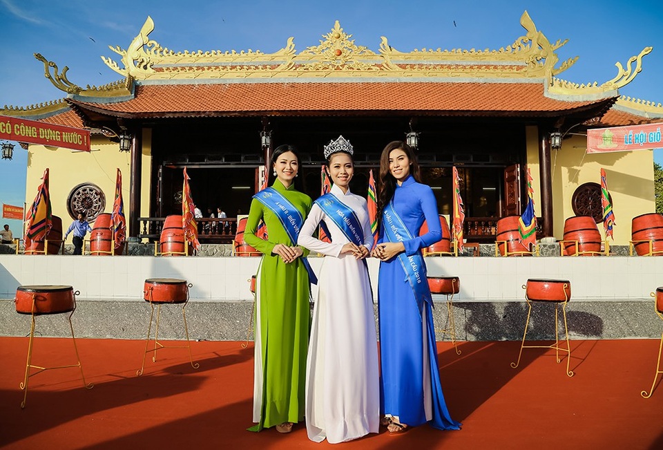 Top 3 Hoa hậu Biển Việt Nam giản dị với áo dài dâng hương Giỗ Tổ Hùng Vương - 3 Cả 3 cô gái đều rất chỉn chu, nghiêm túc khi có mặt tại Tân Hiệp và dâng lên những nén nhang để tỏ lòng thành kính.