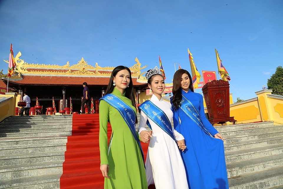 Top 3 Hoa hậu Biển Việt Nam giản dị với áo dài dâng hương Giỗ Tổ Hùng Vương - 2 Top 3 Hoa hậu Biển Việt Nam toàn cầu 2018 đến dâng hương và qua đó lan tỏa thông điệp “Uống nước nhớ nguồn”.
