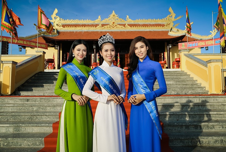 Top 3 Hoa hậu Biển Việt Nam giản dị với áo dài dâng hương Giỗ Tổ Hùng Vương - 1 Hoạt động đầu tiên của 3 người đẹp trong dịp này là tham gia lễ dâng hương nhân Giỗ Tổ Hùng Vương (10/3 âm lịch) tại Kiên Giang.
