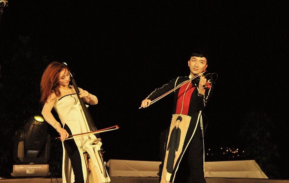 Hoàng Rob mang “Mặt trời Phương Đông” đến Festival Huế 2018 - 1 Nghệ sĩ violin Hoàng Rob vinh dự là một trong số ít nghệ sĩ hiếm hoi đại diện Việt Nam được mời biểu diễn tại sân khấu riêng trong dịp Festival Huế lần thứ 10.