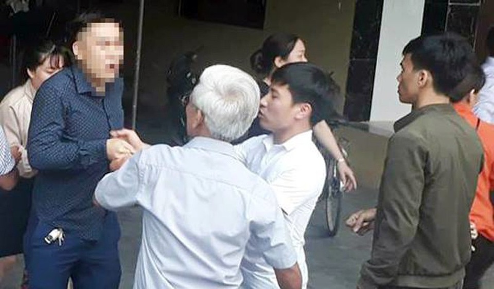 Ba con thơ nheo nhóc vì mẹ theo “Hội Thánh Đức Chúa Trời” - 2
Cảnh tượng gia đình anh Chính đi tìm vợ ở nhà người phụ nữ tên Hiền.