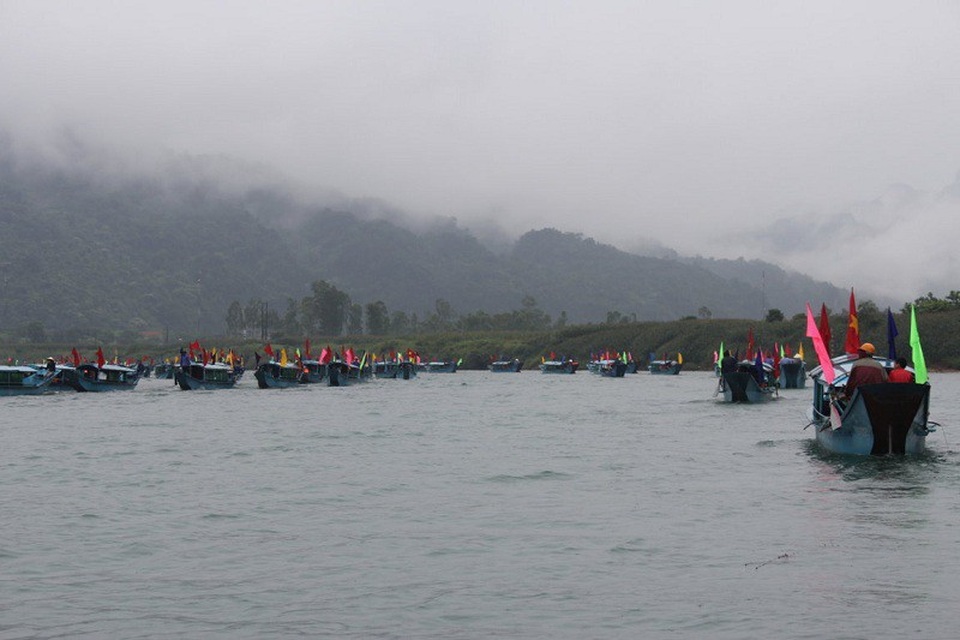 Diễu hành thuyền du lịch trên sông Son, đây là những chiếc thuyền thường ngày chở khách du lịch vào tham quan động Phong Nha