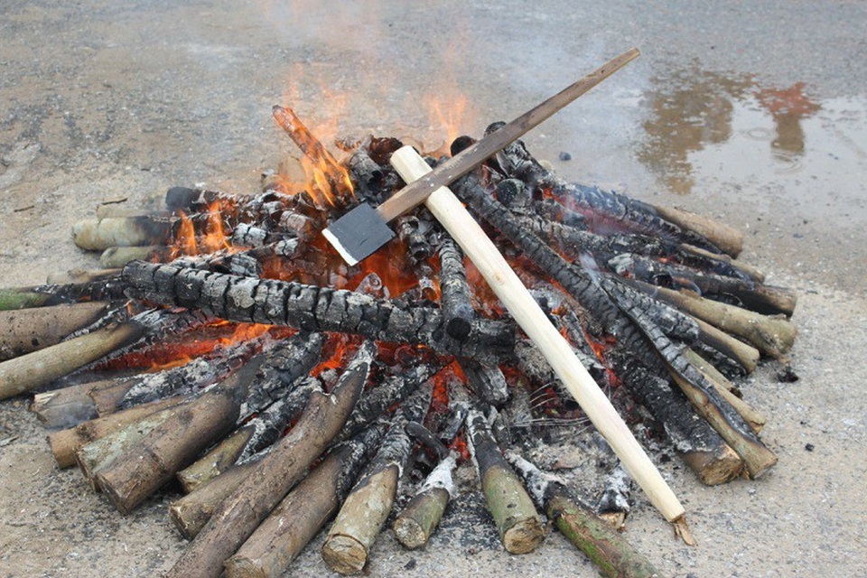 Thi ném rìu vào lửa.