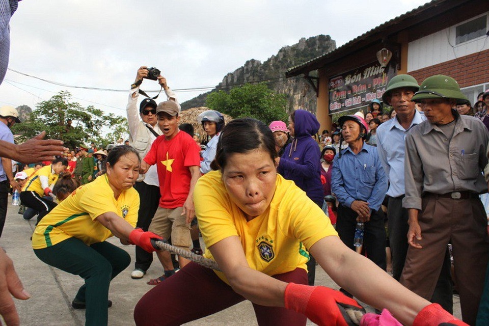 Cuộc thi kéo co diễn ra đầy gay cấn, hấp dẫn