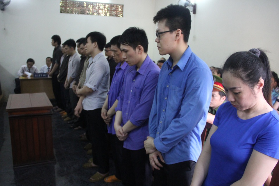 Chỉ 14 ngày, băng tội phạm người nước ngoài lừa được 6,4 tỉ đồng - 1 Các bị cáo nghe tòa tuyên án.