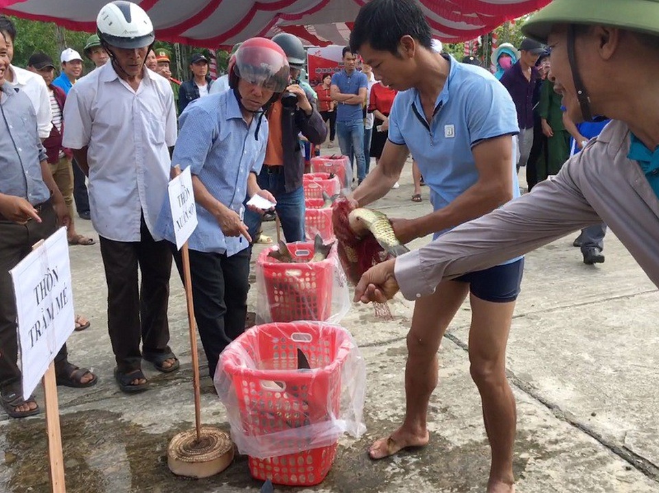 Tham gia thi bắt cá, mỗi đội sẽ có hai người 1 nam, 1 nữ sẽ chèo thuyền nhôm qua sông. Sau đó người nam sẽ tiến đến bè cá trắm và bắt những chú cá với cân nặng từ 5 đến 10kg trong đó để mang lên thuyền quay về vị trí xuất phát.