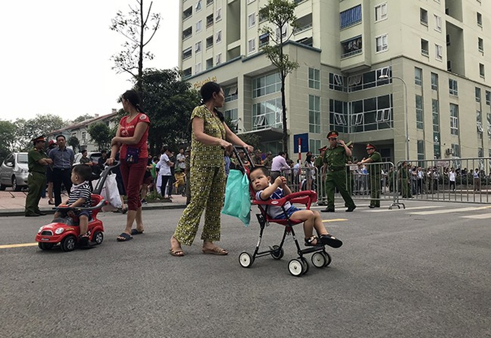 “Cuộc chiến” lối đi giữa hai chung cư: Hà Nội giải tỏa toàn bộ rào chắn - 11 Sau khi các vật dụng lấn chiếm hè, đường được giải tỏa, cư dân đi lại bình thường trên lòng đường giữa hai dự án