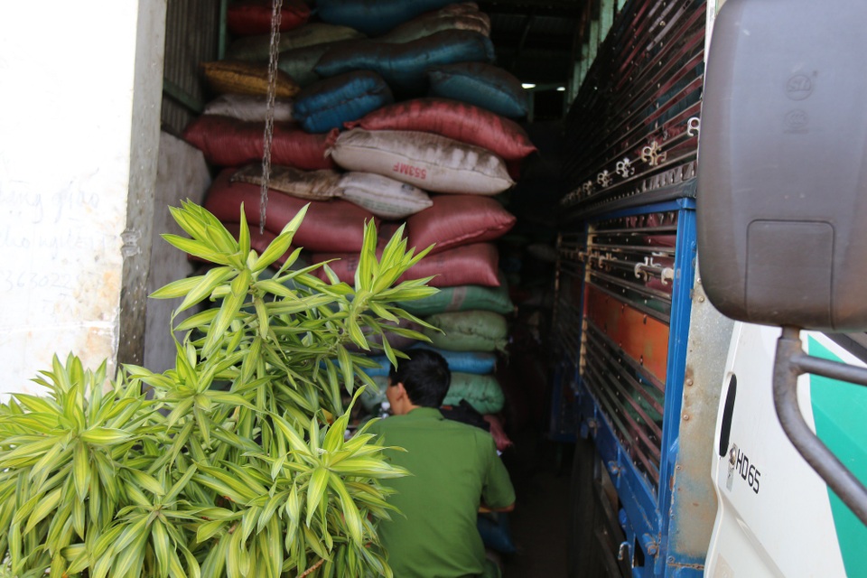 Cơ quan công an thu giữ khói lượng lớn hồ tiêu trộn tạp chất tại cơ sở bà Dung