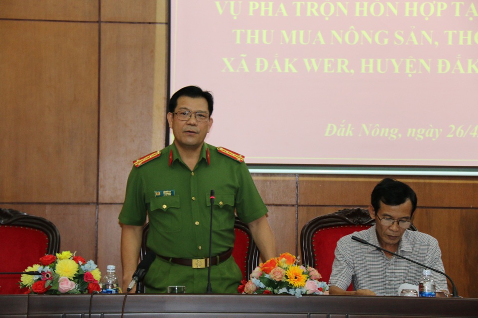 Cơ quan điều tra xác nhận: Cà phê nhuộm pin thực chất chỉ là hỗn hợp trộn hồ tiêu khô - 3 Đại tá Lê Vinh Quy trả lời câu hỏi của báo chí