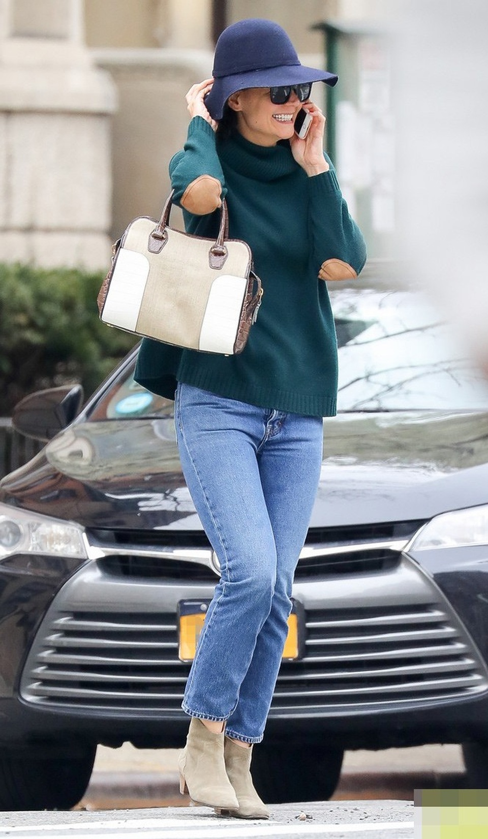 
Kể về hành trình làm mẹ đơn thân, Katie cho hay: Làm mẹ, đó là điều tôi lựa chọn. Vì thế tôi luôn cố gắng trở thành hình mẫu với con gái của mình.
