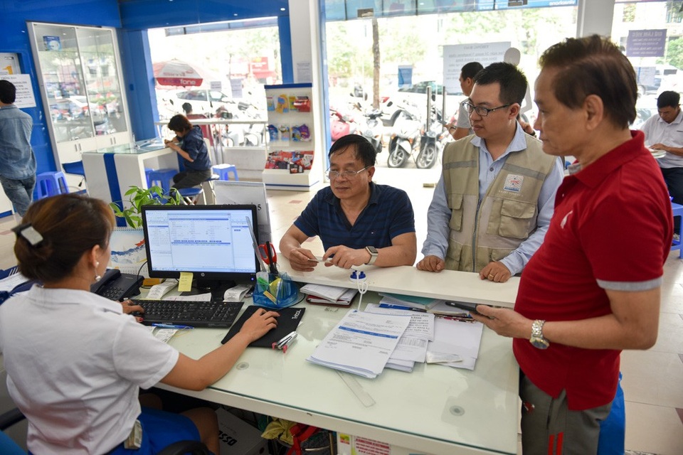 Hà Nội: Người dân mệt mỏi đi bổ sung thông tin cá nhân cho thuê bao - 9 Bàn nhân viên luôn hoạt động hết công xuất, và nhiều người đứng chờ tới lượt mình.