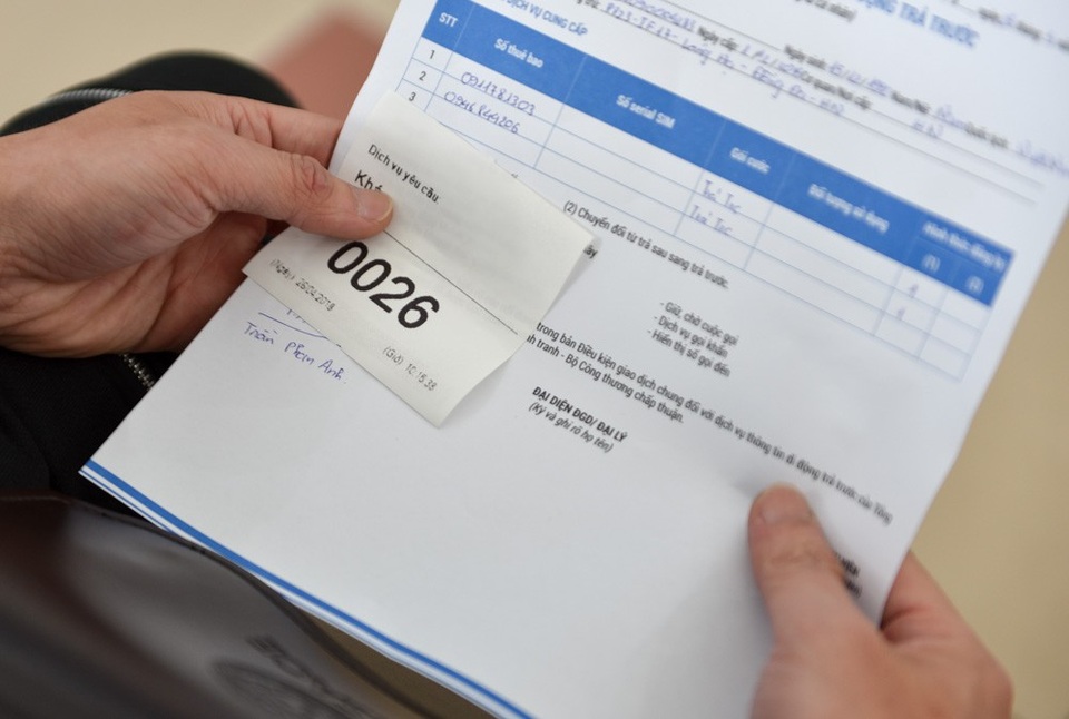 Hà Nội: Người dân mệt mỏi đi bổ sung thông tin cá nhân cho thuê bao - 10 Do khách hàng đến cửa hàng quá đông, điểm giao dịch nhà mạng này còn phát phiếu số thứ tự để đảm bảo anh ninh trật tự trong cửa hàng.