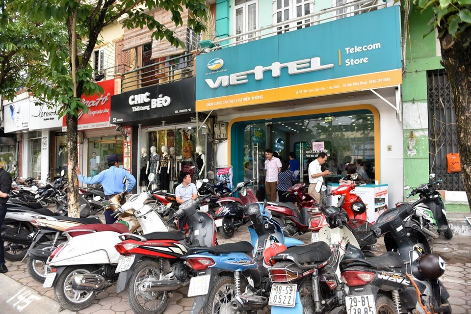 Hà Nội: Người dân mệt mỏi đi bổ sung thông tin cá nhân cho thuê bao - 11 Cũng giống nhiều nhà mạng khác, điểm giao dịch của nhà mạng Viettel cũng luôn trong tình trạng quá tải.