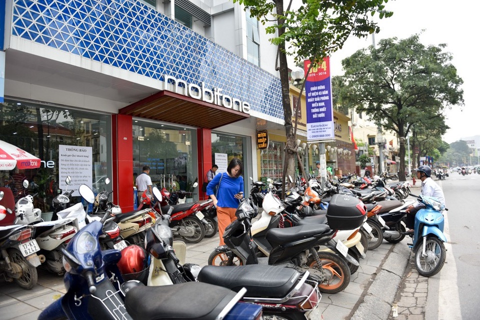 Hà Nội: Người dân mệt mỏi đi bổ sung thông tin cá nhân cho thuê bao - 1
Đã quá ngày 24/4, hạn bổ sung thông tin các nhân của các nhà mạng. Đến nay nhiều nhà mạng vẫn trong tình trạng quá tải do người dân điểm giao dịch để bổ sung thông tin cá nhân gồm hình chân dung và thông tin chứng minh nhân dân.