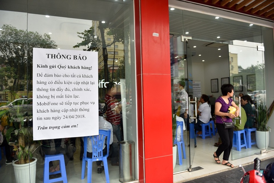 Hà Nội: Người dân mệt mỏi đi bổ sung thông tin cá nhân cho thuê bao - 2
Nhà mạng MobiFone trên đường Nguyễn Chí Thanh (Hà Nội) vẫn quá tải dù đã dán thông báo vẫn tiếp tục cập nhật thông tin cá nhân sau ngày 24/4.