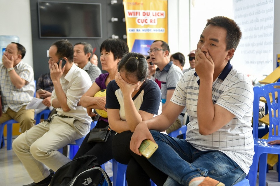 Hà Nội: Người dân mệt mỏi đi bổ sung thông tin cá nhân cho thuê bao - 6 Khuôn mặt mệt mỏi của khách hàng ngồi chờ tới lượt cập nhật thông tin và chụp ảnh chân dung.