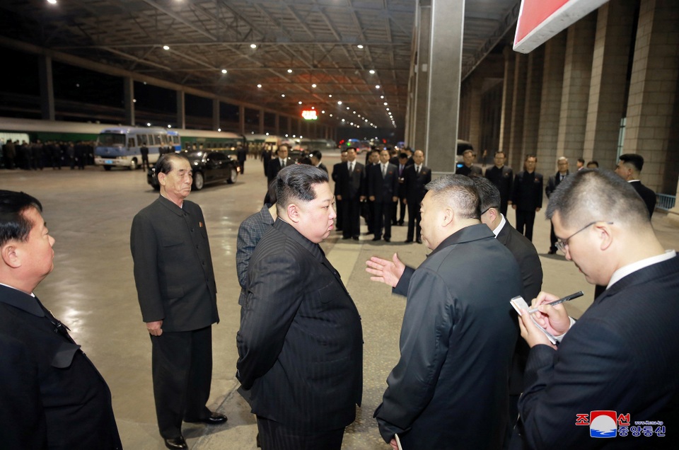 Ông Kim Jong-un đưa tiễn đoàn tàu chở thi thể các nạn nhân Trung Quốc - 1 Nhà lãnh đạo Kim Jong-un tới nhà ga để đưa tiễn toa tàu chở thi thể các nạn nhân Trung Quốc về nước (Ảnh: Reuters)