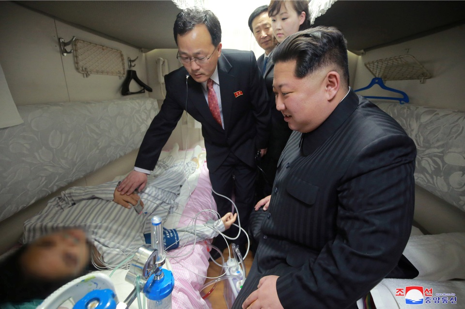 Ông Kim Jong-un đưa tiễn đoàn tàu chở thi thể các nạn nhân Trung Quốc - 2 Ông Kim Jong-un thăm hỏi nạn nhân Trung Quốc bị thương trên toa tàu đặc biệt (Ảnh: Reuters)