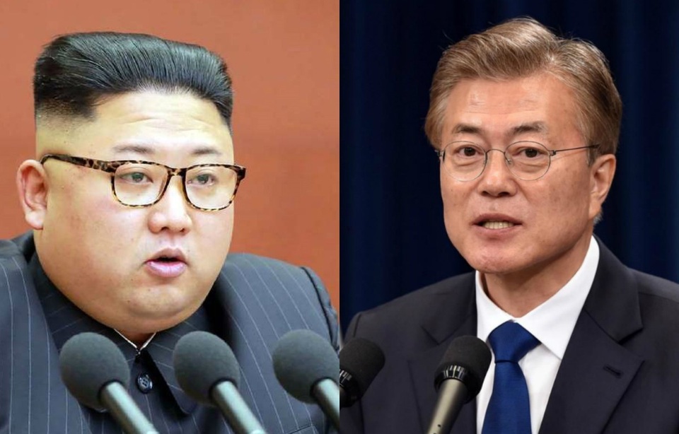 Ông Kim Jong-un sẽ đi bộ tới Khu phi quân sự để gặp Tổng thống Hàn Quốc - 1
Tổng thống Hàn Quốc Moon Jae-in (phải) và nhà lãnh đạo Triều Tiên Kim Jong-un (Ảnh: Getty)