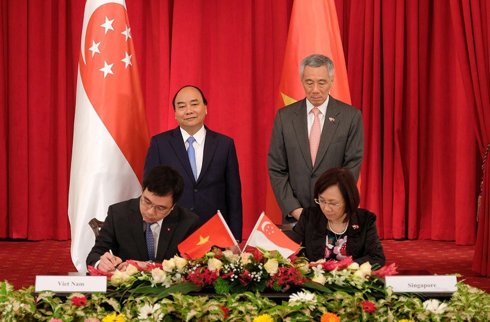 Việt Nam tăng cường hợp tác trong lĩnh vực Tiêu chuẩn Đo lường Chất lượng với Singapore - 1 
Thủ tướng Nguyễn Xuân Phúc và Thủ tướng Lý Hiển Long chứng kiến lễ ký MOU giữa Phó Tổng cục trưởng Nguyễn Nam Hải và bà Choy Sauw Kook.