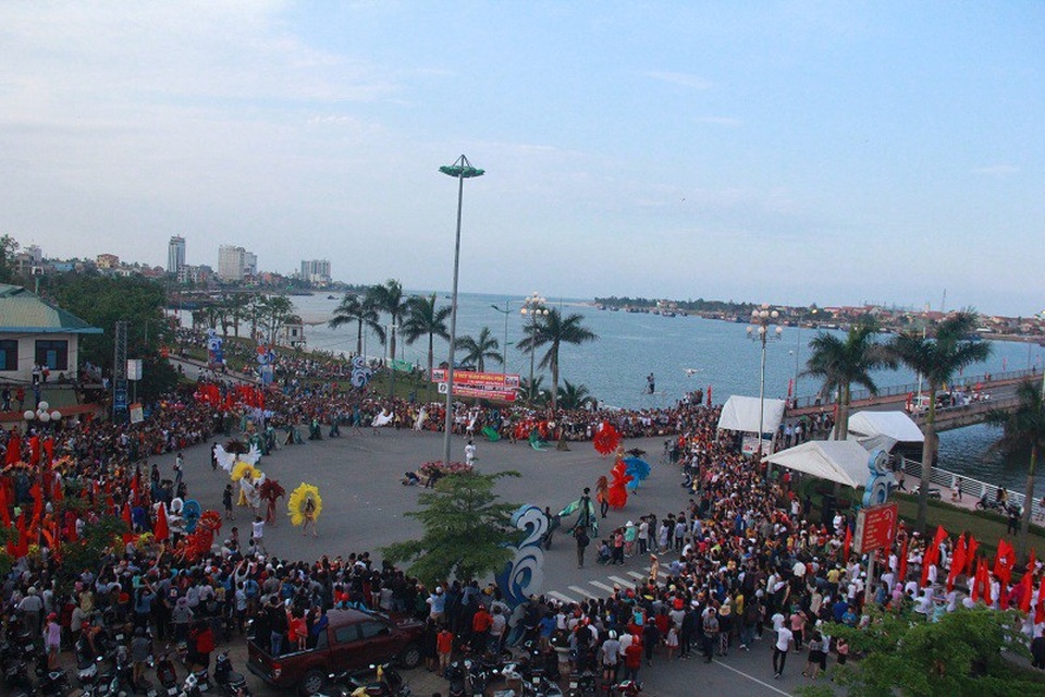 Lễ hội diễu hành đường phố là một trong những hoạt động của Tuần lễ Văn hóa - Du lịch Đồng Hới 2018