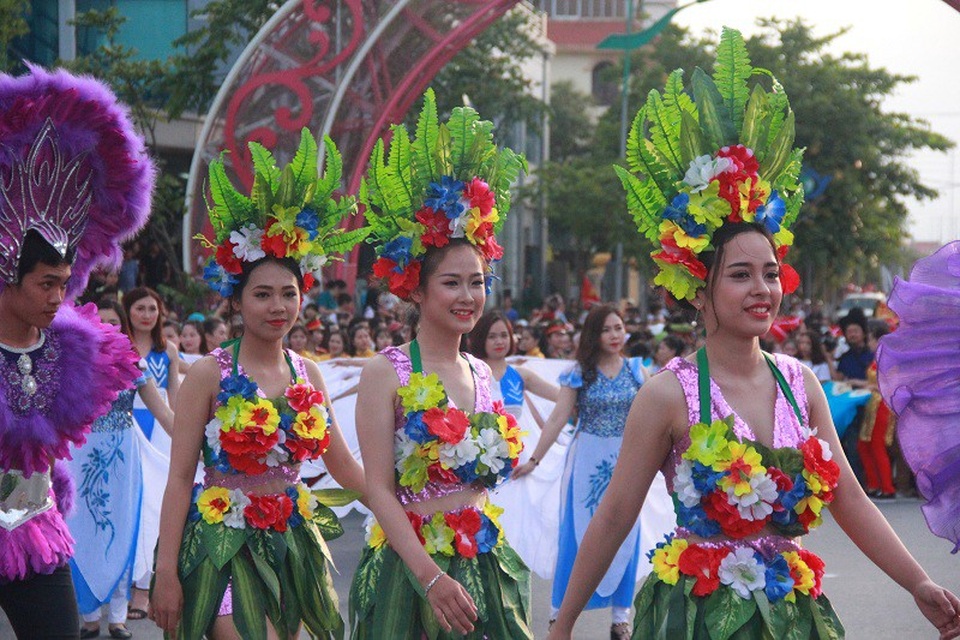 Quảng Bình: Dàn hoa hậu, nghệ sỹ “hâm nóng” lễ hội diễu hành đường phố - 9