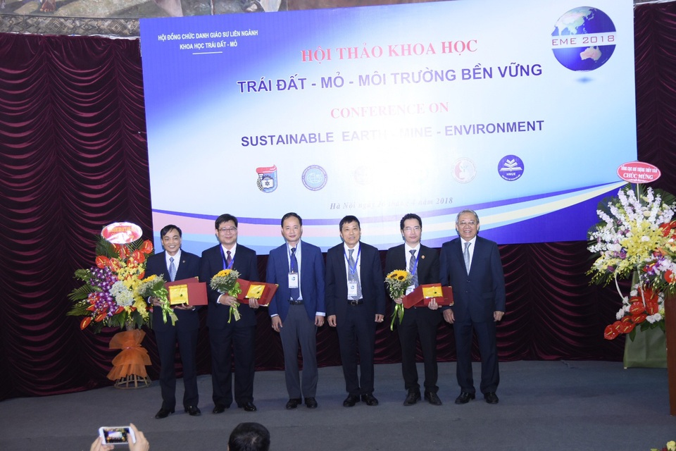 Đề xuất thành lập Quỹ "Phát triển Tài năng khoa học, công nghệ Trái Đất, mỏ, môi trường" - 2
Hội đồng chức danh Giáo sư liên ngành khoa học Trái đất - mỏ đã tổ chức Lễ chúc mừng và trao giấy chứng nhận đạt chuẩn chức danh Giáo sư, Phó giáo sư năm 2017 cho 03 tân giáo sư
