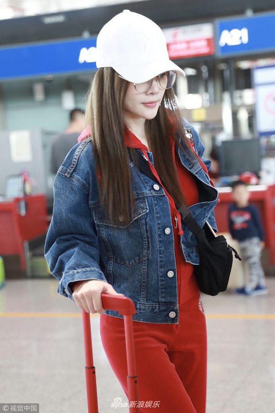 Lý Tiểu Lộ xuất hiện sành điệu giữa tin đồn tái hợp với chồng - 7
Gần đây, cặp đôi cùng đưa con gái đi chơi nhưng không xuất hiện cạnh nhau. Hôn nhân của Giả Nãi Lượng và Lý Tiểu Lộ vẫn là một ẩn số với người hâm mộ.