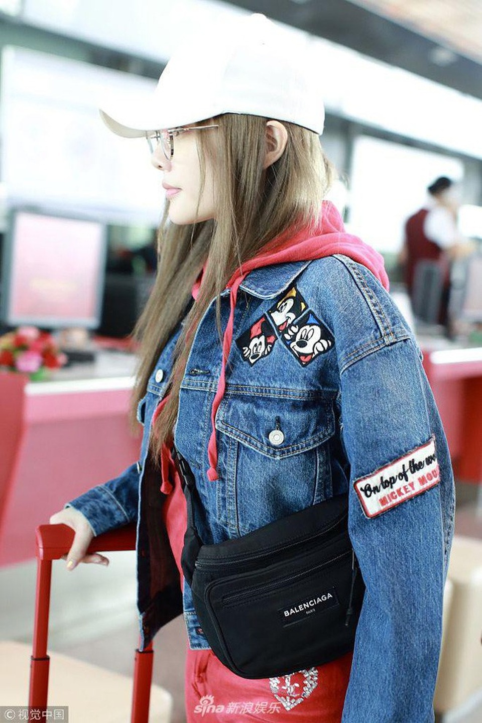 Lý Tiểu Lộ xuất hiện sành điệu giữa tin đồn tái hợp với chồng - 6
Lý Tiểu Lộ từ chối nói về tin đồn ly hôn với Giả Nãi Lượng.