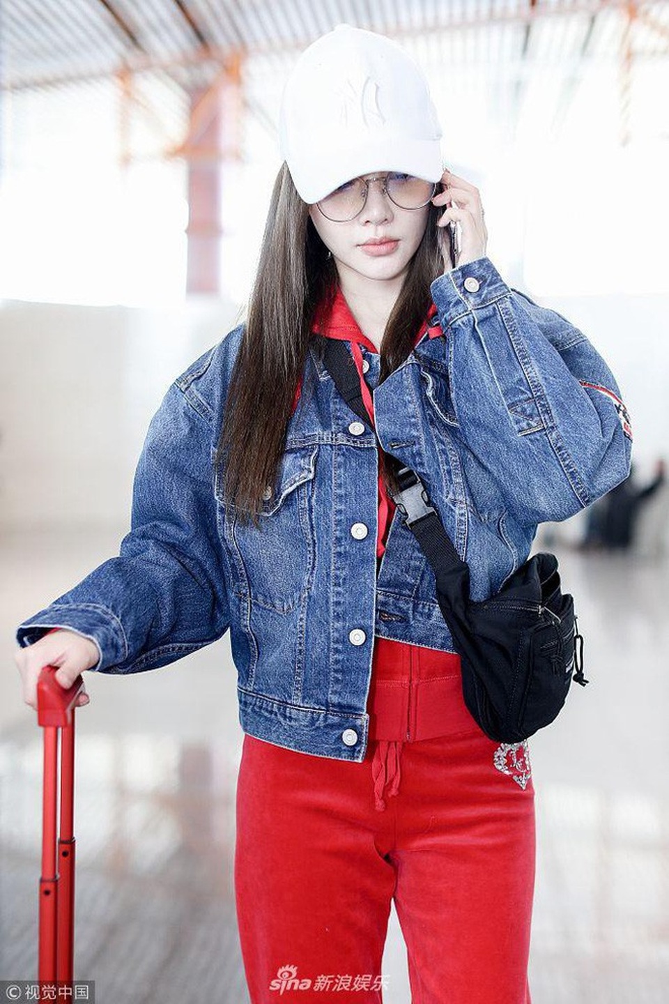 Lý Tiểu Lộ xuất hiện sành điệu giữa tin đồn tái hợp với chồng - 4
Tháng 4 này, Lý Tiểu Lộ còn dành cho Giả Nãi Lượng lời chúc mừng sinh nhật trên trang cá nhân, báo hiệu hôn nhân đã hàn gắn. Giả Nãi Lượng đã nhấn thích dòng trạng thái của vợ. Tuy nhiên, anh không bình luận gì thêm.