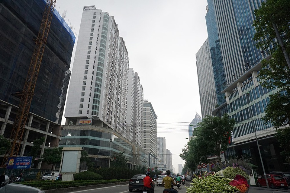 Hình ảnh cao ốc dày đặc bên những tuyến đường ùn tắc ở Hà Nội - 1
Cao ốc dày đặc hai bên đường Lê Văn Lương.