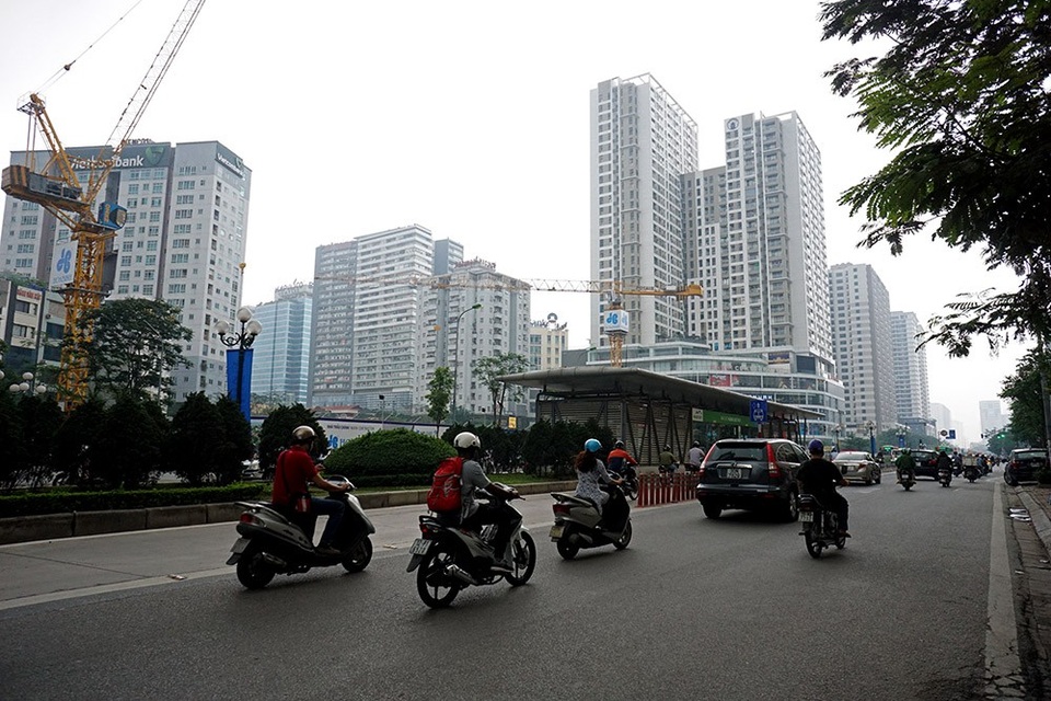 Hình ảnh cao ốc dày đặc bên những tuyến đường ùn tắc ở Hà Nội - 10 Các dãy nhà đang được xây dựng khu vực Nhân Chính.