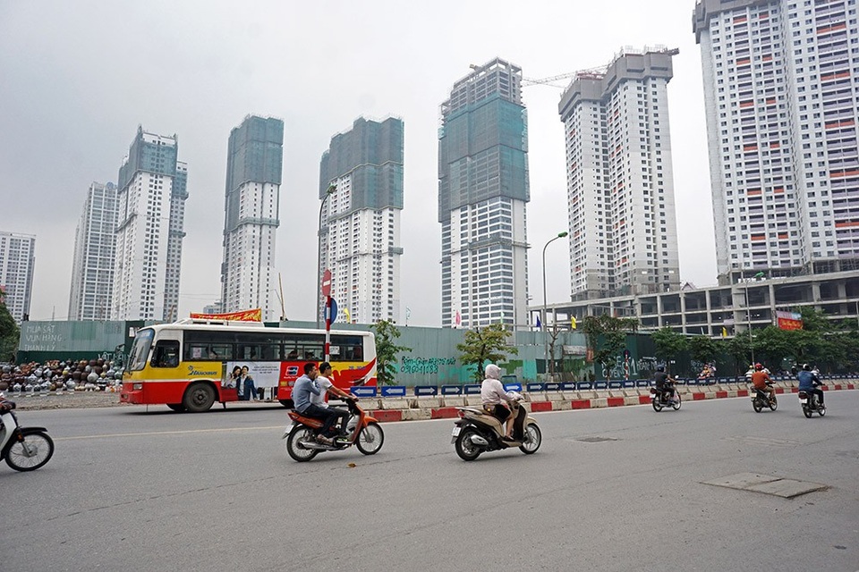 Hình ảnh cao ốc dày đặc bên những tuyến đường ùn tắc ở Hà Nội - 3
Các tòa nhà đang được xây dựng tại khu vực điểm giao giữa đường Vành đai 3 và đường Trần Duy Hưng.