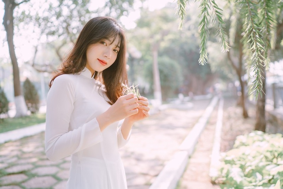 Nữ sinh Đồng Nai đẹp tinh khôi trong trang phục áo dài - 1 Sở hữu vẻ đẹp nhẹ nhàng, mỏng manh khiến người đối diện “chỉ muốn che chở”, thế nhưng Mỹ Huyền lại luôn là một cô gái độc lập, tự tin trong cuộc sống. Cô gái này sinh năm 2000, hiện đang sinh sống và học tập tại Đồng Nai.