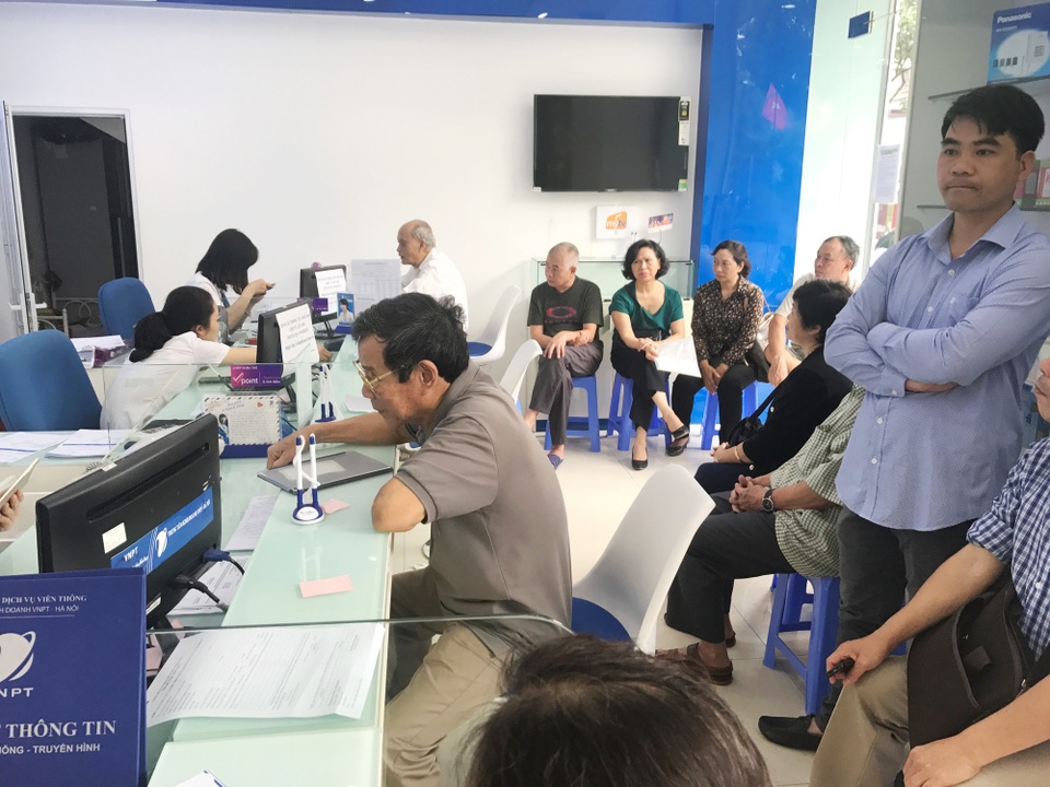 Hà Nội: Người dân mệt mỏi đi bổ sung thông tin cá nhân cho thuê bao - 14
Một khách hàng cho biết anh vẫn phải chờ hơn 15 phút mới đến lượt mình nộp tờ đăng ký bổ sung thuê bao.