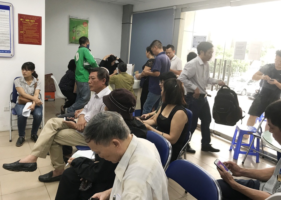 Hà Nội: Người dân mệt mỏi đi bổ sung thông tin cá nhân cho thuê bao - 15
Khách hàng kiên nhẫn ngồi chờ tới lượt của mình.