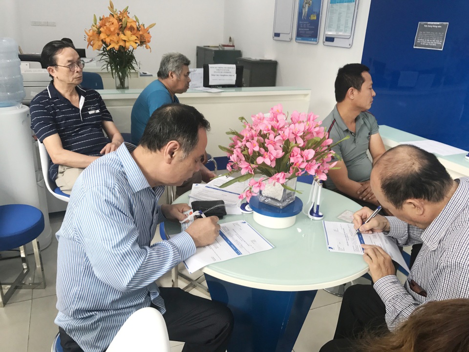 Hà Nội: Người dân mệt mỏi đi bổ sung thông tin cá nhân cho thuê bao - 16
Theo quy định, doanh nghiệp có trách nhiệm phải thông báo liên tục ít nhất 5 ngày và mỗi ngày ít nhất một lần yêu cầu cá nhân, tổ chức thực hiện bổ sung, cập nhật thông tin thuê bao. Sau 15 ngày, tức tổng cộng việc nhắn tin là 20 ngày thì nhà mạng mới thực hiện việc khóa SIM 1 chiều. Nhưng thực tế, hiện nhà mạng chưa hoàn tất quy trình trên với bất kỳ một khách hàng nào nên không thể khóa SIM.