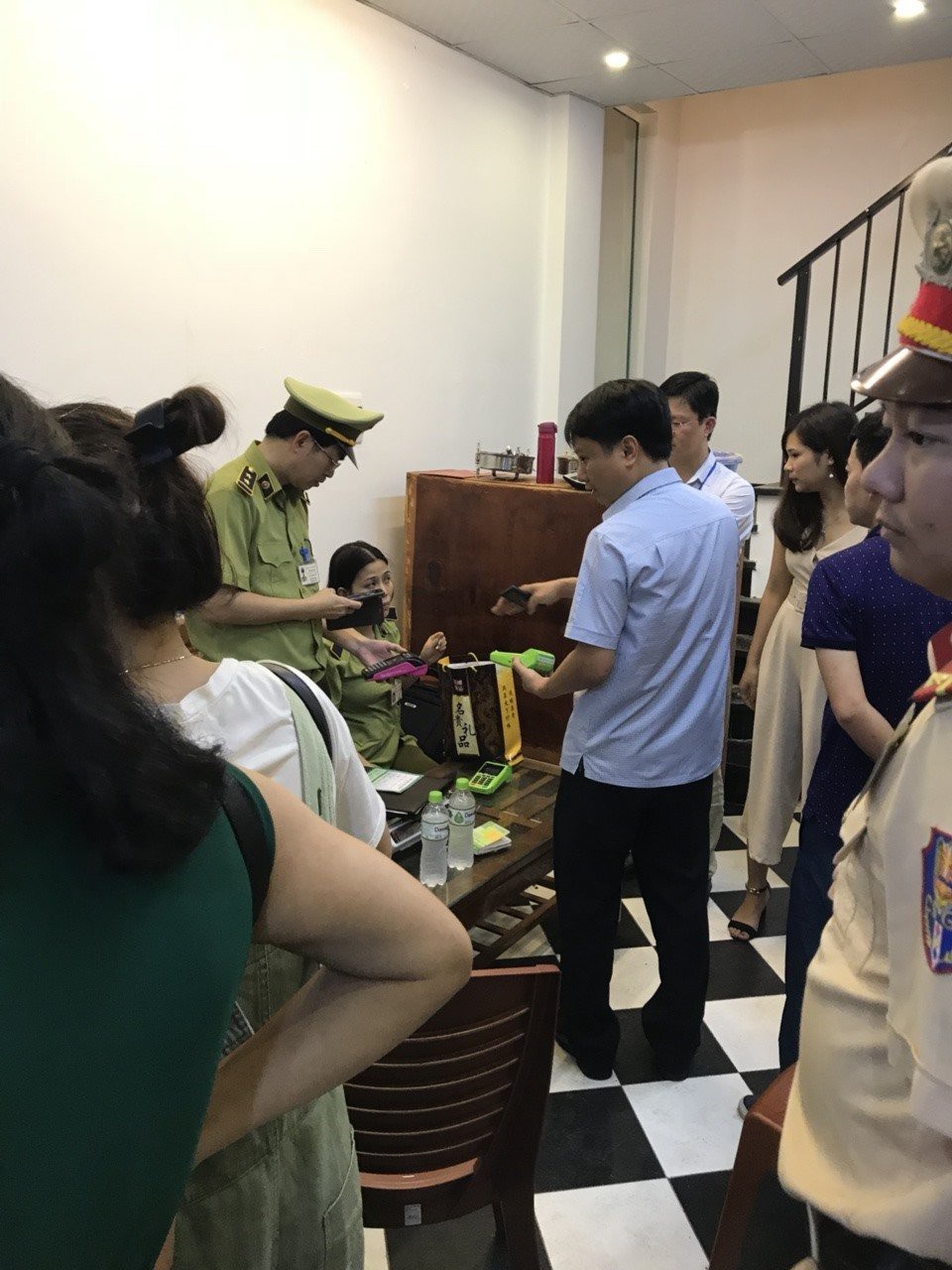 "Giải cứu" khách Trung Quốc bị chém 70 triệu cho 1,9 kg tam thất - 2
Ngay khi nhận được thông tin, lãnh đạo TP.Hạ Long cùng các lực lượng chức năng có mặt để xử lý vụ việc.