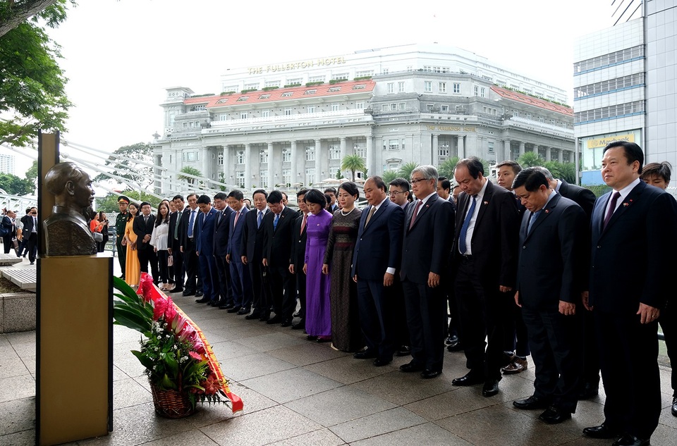 Thủ tướng thăm gian hàng Việt Nam tại Hội chợ FHA 2018 - 4 Thủ tướng Nguyễn Xuân Phúc cùng Đoàn Cấp cao Việt Nam dâng hoa tại Tượng đài Bác Hồ. Ảnh: VGP/Quang Hiếu
