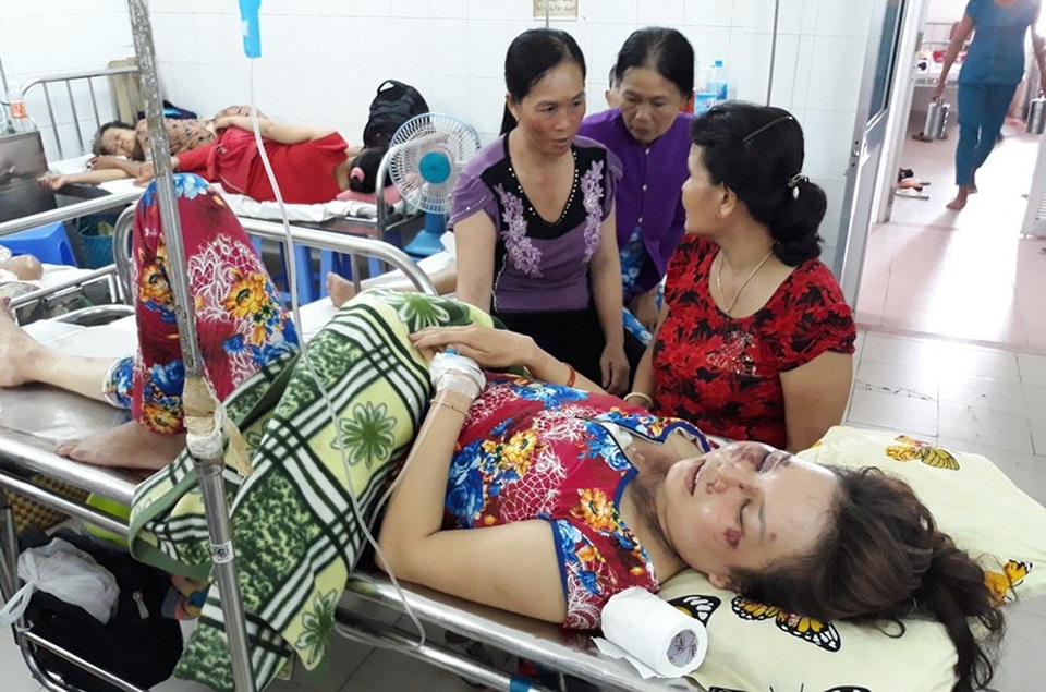 Chị Trang bị sét đánh trong lúc làm cỏ, đang phải điều trị tại bệnh viện Đa khoa Trung ương Cần Thơ