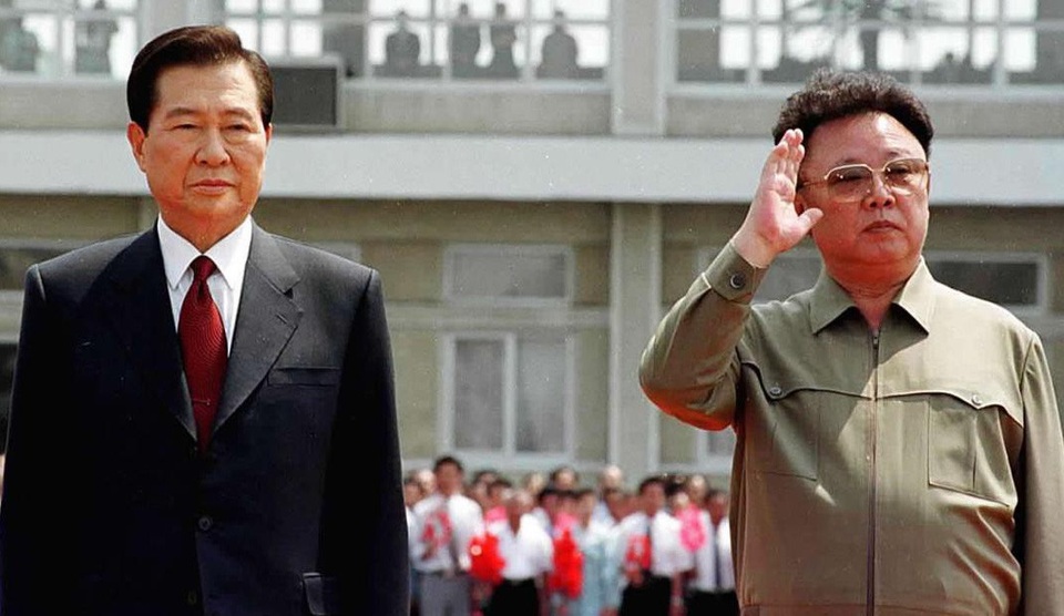 Hành trang Tổng thống Hàn Quốc mang theo tới bàn đàm phán với ông Kim Jong-un - 2 Cố lãnh đạo Kim Jong-il và cố Tổng thống Kim Dae-jung (trái) trong cuộc gặp tại Bình Nhưỡng năm 2000 (Ảnh: Getty)