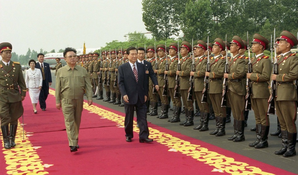Những bước ngoặt lịch sử trên bán đảo Triều Tiên - 3
Tại hội nghị thượng đỉnh, hai nhà lãnh đạo đã ký một loạt thỏa thuận hạ nhiệt căng thẳng, thúc đẩy nỗ lực tái thống nhất bán đảo Triều Tiên. Trong ảnh: Hai nhà lãnh đạo Triều Tiên, Hàn Quốc duyệt đội quân danh dự của Triều Tiên.