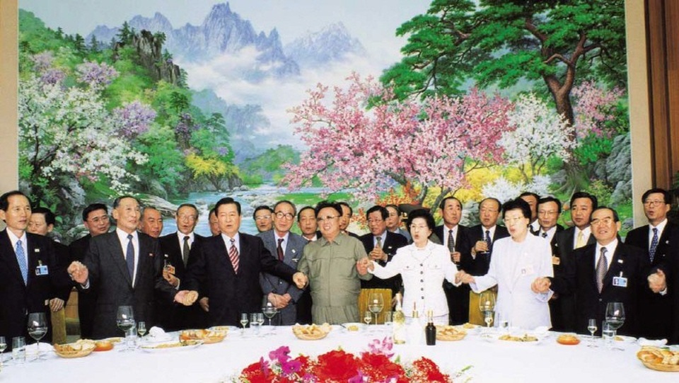 Những bước ngoặt lịch sử trên bán đảo Triều Tiên - 5
Cựu Tổng thống Kim Dae-jung và cựu lãnh đạo Triều Tiên Kim Jong-il cùng nắm tay hát bài Ước nguyện của chúng ta.