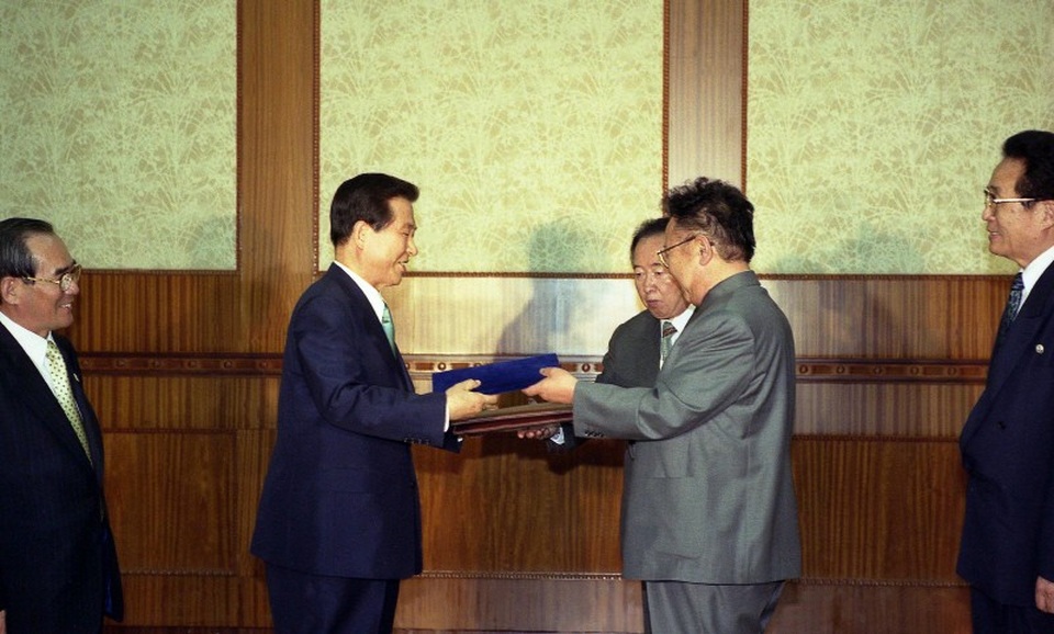 Những bước ngoặt lịch sử trên bán đảo Triều Tiên - 4
Hội nghị đã mở ra một giai đoạn hợp tác mới giữa Triều Tiên và Hàn Quốc với sự ra đời của khu du lịch núi Geumgang và khu công nghiệp chung Kaesong. Trong ảnh: Cựu Tổng thống Kim Dae-jung và cựu lãnh đạo Triều Tiên Kim Jong-il trao đổi bản Tuyên bố chung liên Triều.