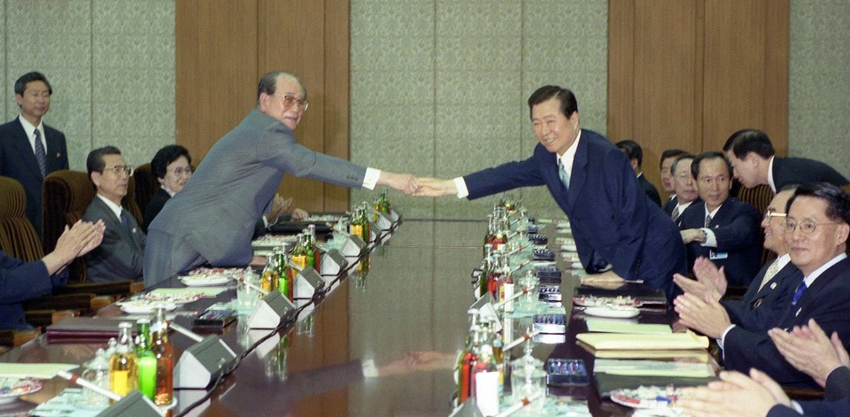Những bước ngoặt lịch sử trên bán đảo Triều Tiên - 2
Đây là hội nghị thượng đỉnh liên Triều đầu tiên trong lịch sử. Trong ảnh: Cựu Tổng thống Hàn Quốc Kim Dae-jung tham dự hội nghị thượng đỉnh mở rộng liên Triều.