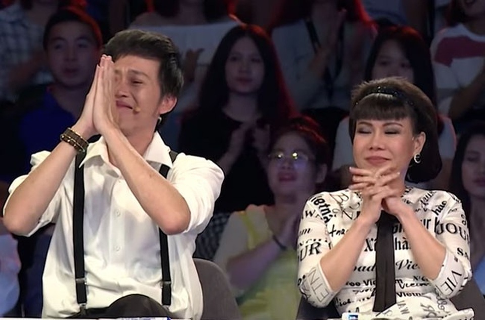 Hoài Linh - Việt Hương ôm mặt khóc vì anh hùng cứu 11 mạng người - 1 Lần đầu tiên, Hoài Linh và Việt Hương liên tục cúi đầu cảm tạ một người bí ẩn của chương trình.