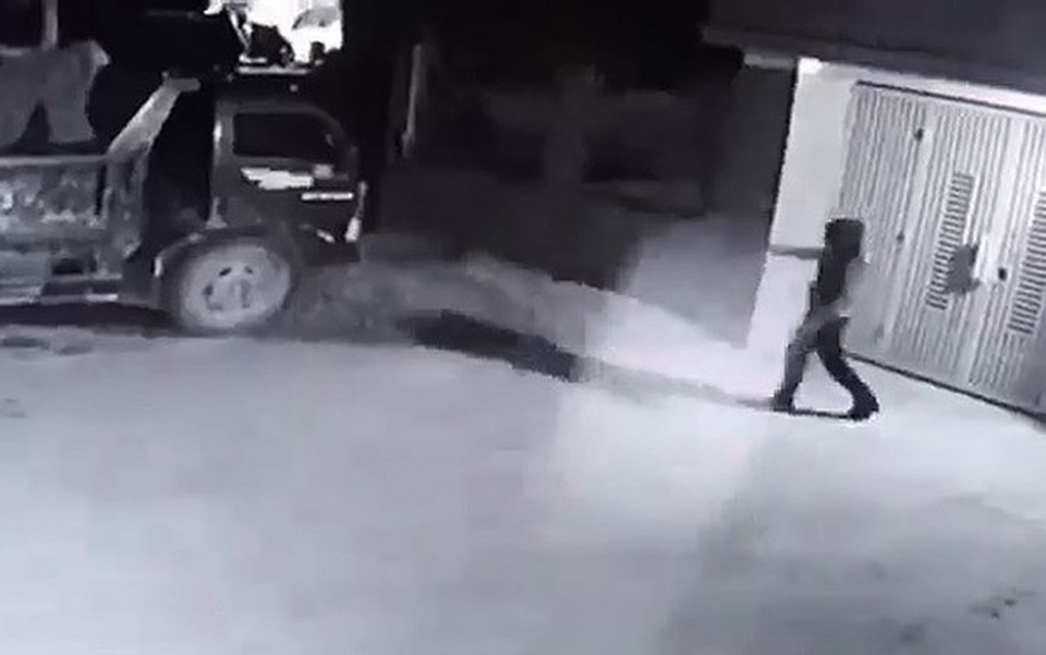Truy tìm kẻ lạ mặt dùng súng bắn vào nhà dân và đốt xe - 1 Kẻ lạ mặt táo tợn đốt xe.