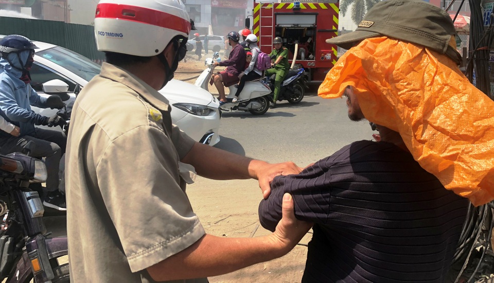 Khu dân cư nhốn nháo vì người đàn ông đốt lửa dưới đường điện trung thế - 1 Người đàn ông gây ra đám cháy ngay dưới đường điện trung thế bị người dân giữ lại, giao Công an phường An Phú, quận 2 xử lý.