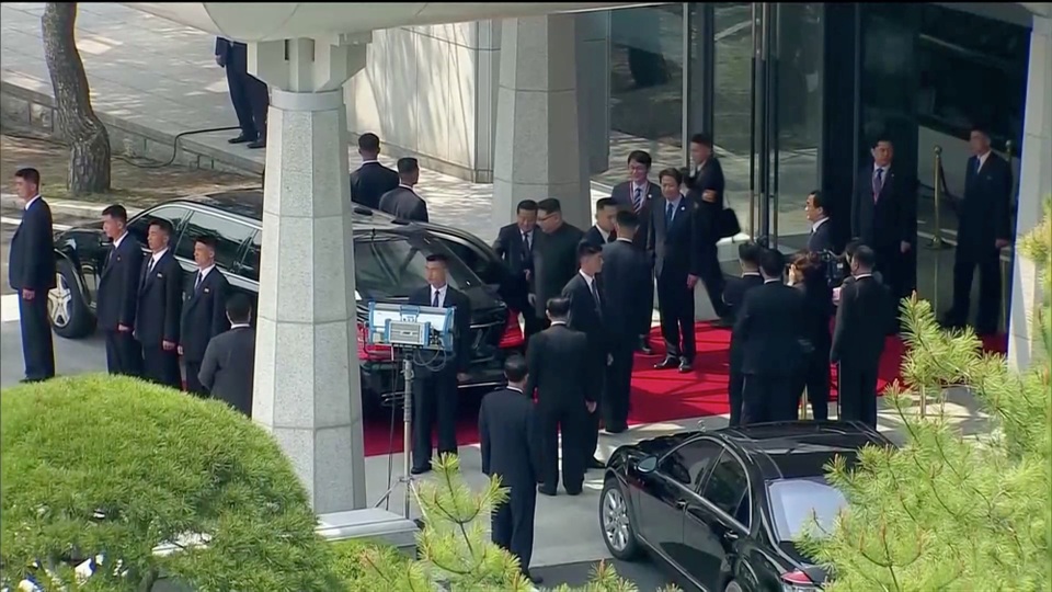 12 vệ sĩ chạy bộ hộ tống xe chở ông Kim Jong-un - 5
Ông Kim Jong-un lên xe rời Nhà Hòa Bình sau phiên họp buổi sáng trong sự bảo vệ nghiêm ngặt của đội vệ sĩ. (Ảnh: Reuters)
