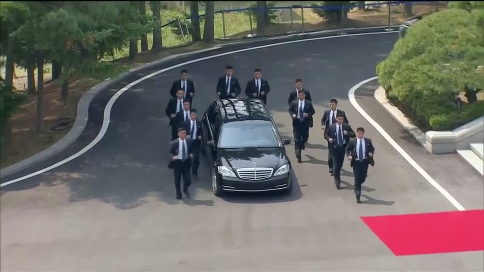 12 vệ sĩ chạy bộ hộ tống xe chở ông Kim Jong-un - 10
(Ảnh: Reuters)